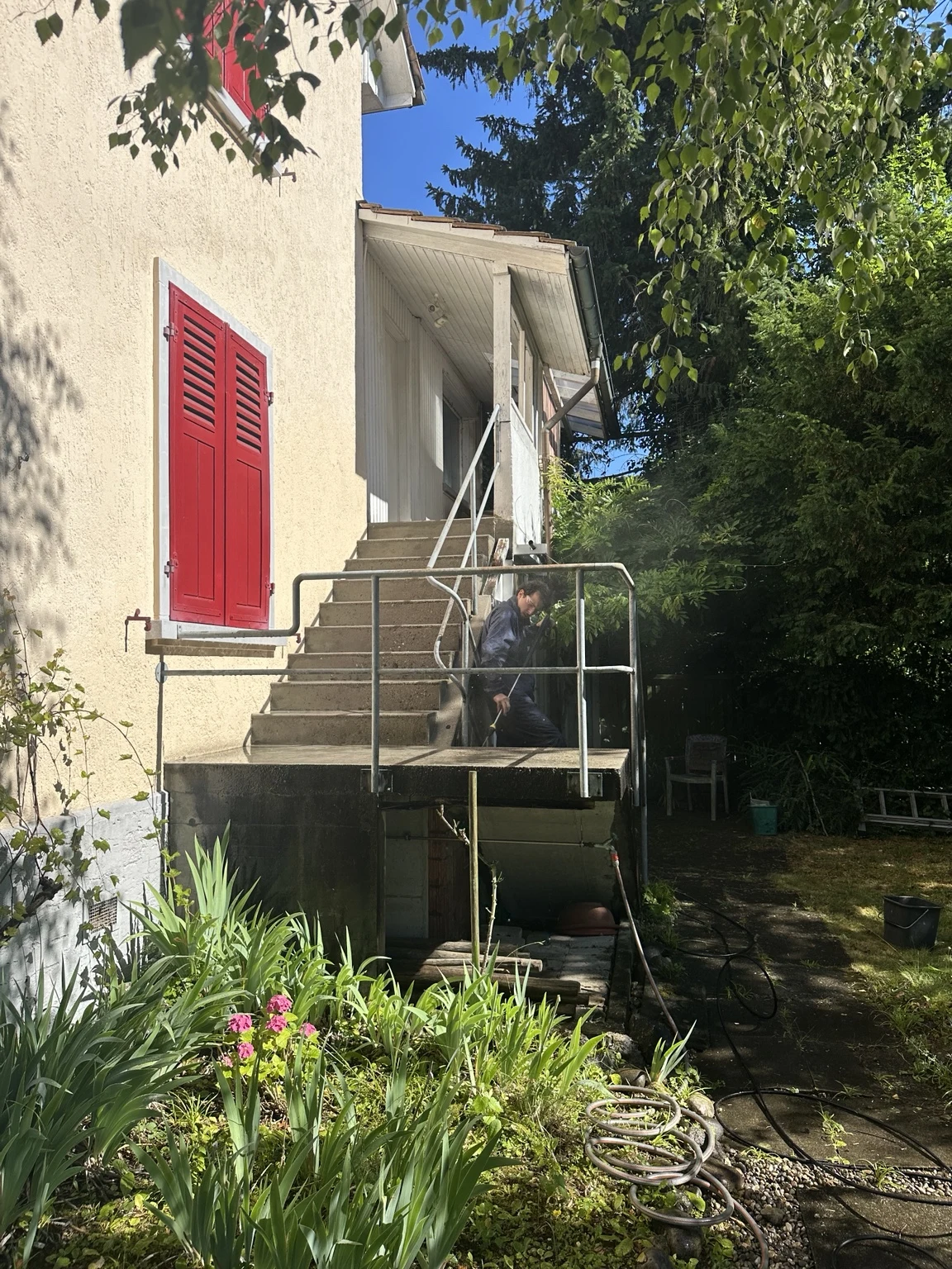 M&M Powerwash bei der Hochdruckreinigung einer Terrasse an einer Aussentreppe